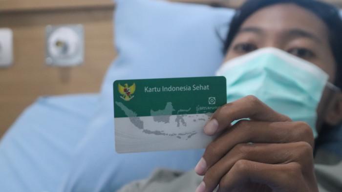 PESERTA JKN - Yosafat Angga Pradita Nugroho (28) memperlihatkan kartu BPJS Kesehatan yang dibawa saat menjalani perawatan cuci darah di RSUD Dr Moewardi, Solo, Jawa Tengah, pada Sabtu (10/5/2025). Yosafat sudah 'bersahabat' dengan mesin hemodialisis (HD) selama satu dekade.