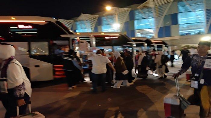 Sebanyak 380 jemaah haji kelompok terbang (kloter) 36 SUB tiba di Bandara Internasional Pangeran Mohammad bin Abdul Aziz, Madinah, Senin (12/5/2025) pukul 21.00 WAS.