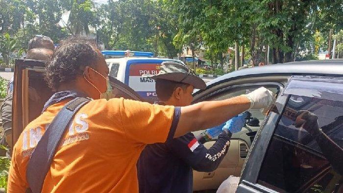 OLAH TKP - Anggota Tim Inafis Polrestabes Surabaya dan Polsek Gubeng melakukan olah tempat kejadian perkara (TKP) serta visum luar terhadap jasad HAB (26) dan QV (23) yang ditemukan tewas di dalam mobil yang terparkir di tengah jalan Ngagel Jaya Utara, Gubeng, Surabaya, Jawa Timur, pada Selasa (1/4/2025).