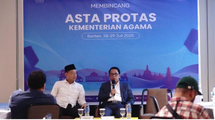 POTENSI WAKAF TERBESAR - Sekretaris Jenderal Kementerian Agama, Kamaruddin Amin mengungkapkan Indonesia memiliki potensi wakaf terbesar di dunia, nilainya mencapai Rp 2.000 triliun. Kamaruddin Amin didampingi Kepala Biro Hukum dan Komunikasi Publik Kemenag, Akhmad Fauzin saat acara Membincang Asta Protas Kementerian Agama di Hotel Episode Gading Serpong, Tangerang, Banten, Senin (28/7/2025).