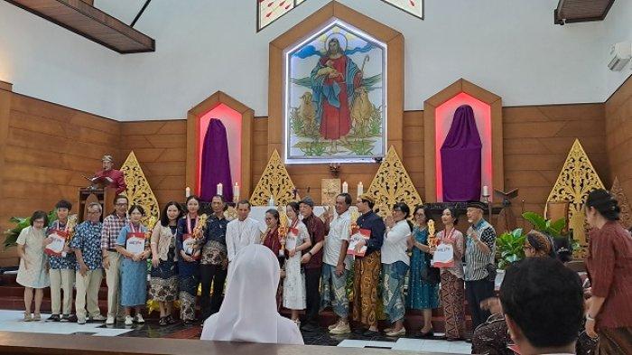 SISWA DAN ORANG TUA - Siswa SMA Pangudi Luhur Van Lith Muntilan, Magelang, Jawa Tengah bersama orang tua bersama pengajar berfoto bersama usai menjalani prosesi Missio Canonica atau wisuda. Sebanyak 185 siswa terdiri dari 89 siswa laki-laki dan 96 siswa perempuan dinyatakan lulus dari sekolah asrama tersebut, Sabtu(12/4/2025).