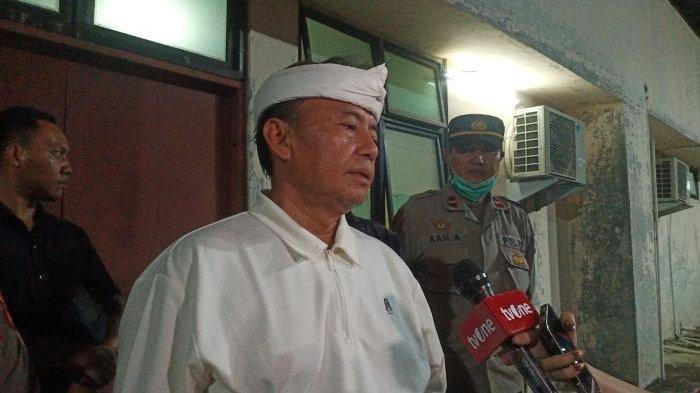 GALIAN TAMBANG LONGSOR -  Sekretaris Daerah (Sekda) Provinsi Jawa Barat, Herman Suryatman, saat mengunjungi RSUD Arjawinangun, Jumat (30/5/2025) malam. Pemerintah Provinsi Jawa Barat telah menetapkan status darurat bencana