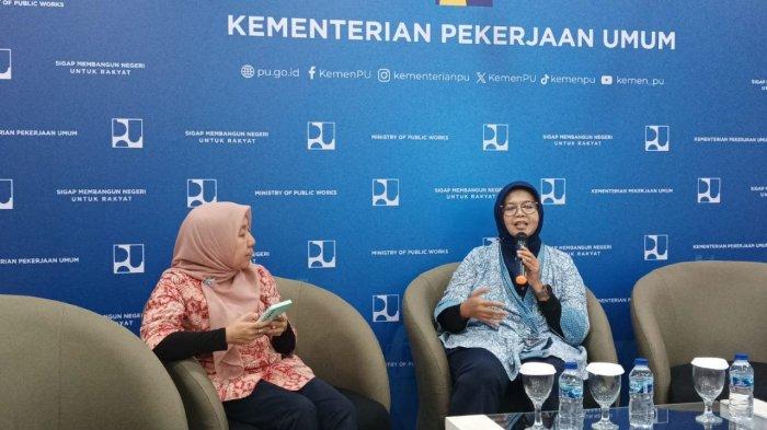 SEKOLAH RAKYAT - Sekretaris Direktorat Jenderal Prasarana Strategis Kementerian PU RI, Essy Asiah (batik biru) saat jumpa pers di kantor Kementerian PU RI, Jakarta, Jumat (4/7/2025). Essy menyampaikan mengenai rencana pembangunan Sekolah Rakyat tahap II yang dimulai September 2025 dan rampung Juni 2026 di 135 lokasi.