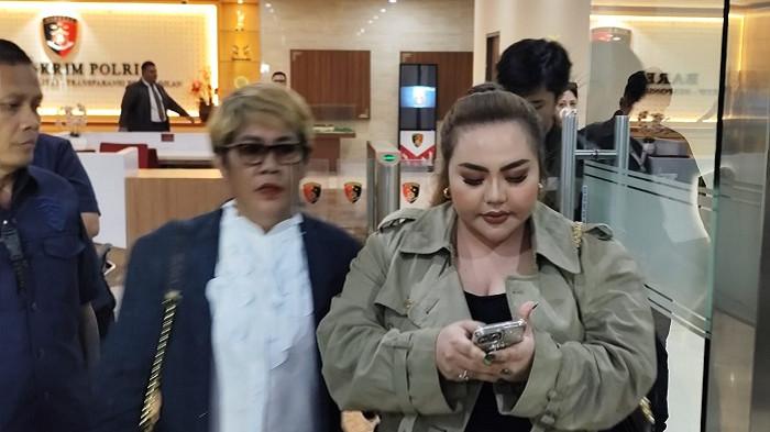 LAPORAN RIDWAN KAMIL - Selebgram, Lisa Mariana (kanan) selesai diperiksa penyidik Bareskrim Polri terkait laporan mantan Gubernur Jawa Barat Ridwan Kamil pada Kamis (17/7/2025). Kubu Lisa meyakini jika Lisa tak akan jadi tersangka.