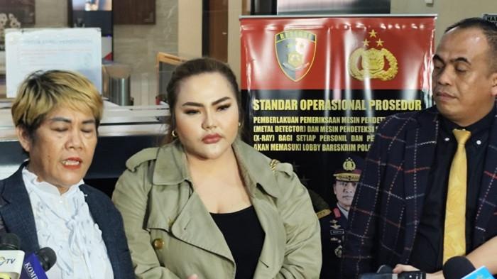 KASUS RIDWAN KAMIL - Selebgram, Lisa Mariana (tengah) usai diperiksa penyidik Polri terkait laporan mantan Gubernur Jawa Barat, Ridwan Kamil di Bareskrim Polri, Jakarta, Kamis (17/7/2025). Kubu Lisa mengklaim Bareskrim mengabulkan dilakukan tes DNA untuk membuktikan anak yang dipersoalkan Ridwan Kamil.