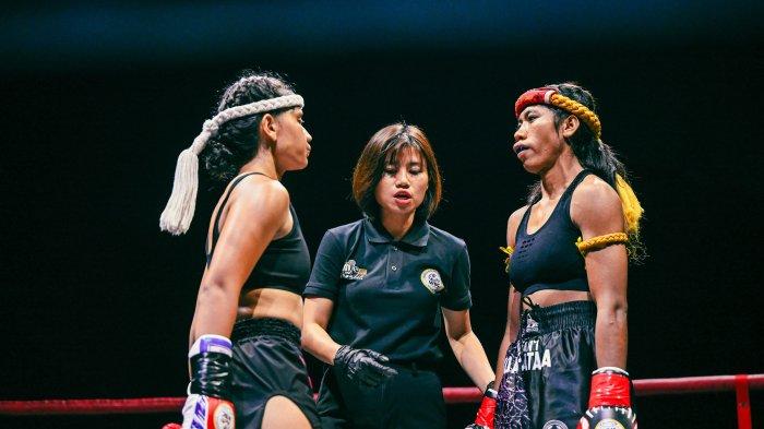 ATLET TAKWONDO - Selebgram yang juga mantan atlet Taekwondo Harrum Chens peraih sejumlah prestasi nasional dan internasional saat memimpin perebutan gelar sabuk WBC Muaythai di Jakarta, pada November 2024
