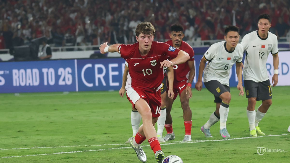 SELEBRASI OLE ROMENY - Selebrasi penyerang Timnas Indonesia, Ole Romeny setelah menjebol gawang Timnas China pada laga di Kualifikasi Piala Dunia 2026 di Stadion Gelora Bung Karno pada Kamis (5/6/2025). Timnas Indonesia mendapatkan hadiah penalti pada menit ke-43 melawan Timnas China pada babak pertama. (Tribunnews/Herudin)