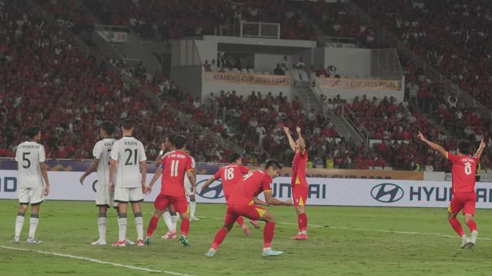 PIALA AFF U23 – Selebrasi para pesepak bola Vietnam usai berhasil mencetak gol saat melawan timnas Indonesia pada laga Final Piala AFF U-23 di Stadion Utama Gelora Bung Karno (SUGBK), Senayan, Jakarta Pusat, Selasa (29/7/2025). Hasil sementara pada babak pertama Timnas U-23 Indonesia kalah dari Vietnam dengan skor 1-0.  Tribunnews/Jeprima