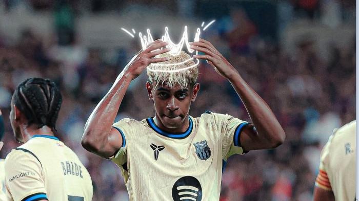 SELEBRASI MAHKOTA- Bintang Barcelona Lamine Yamal memamerkan selebrasi baru pada hari Kamis saat ia mencetak dua gol dalam kemenangan persahabatan 7-3 atas FC Seoul . Dalam selebrasi yang terlihat, seolah-olah Lamine Yamal memahkotai dirinya sendiri.