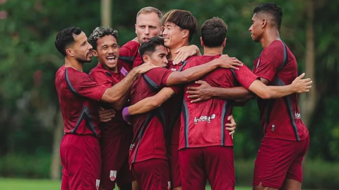 SELEBRASI - Selebrasi pemain Persis Solo setelah mencetak gol ke gawang Malut United, pada pertandingan uji coba, Rabu (23/7/2025). Persis menang 2-0 berkat brace dari Kodai Tanaka.