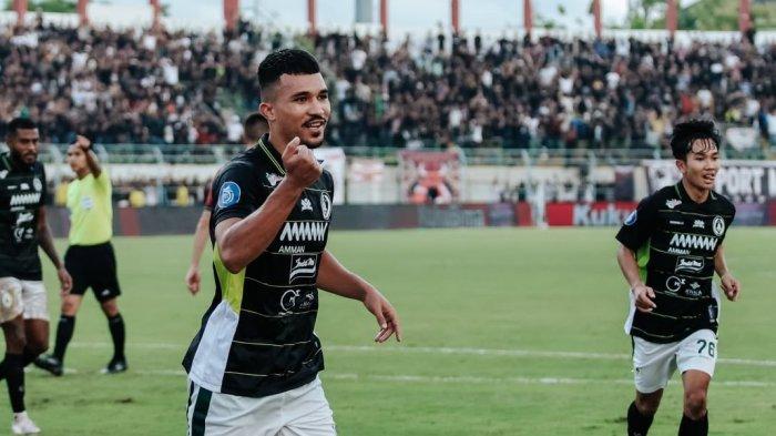 SELEBRASI - Selebrasi penyerang PSS Sleman, Gustavo Tocantins saat melawan Madura United pada pekan terakhir Liga 1 di Stadion Bangkalan, Sabtu (24/5/2025) sore WIB.