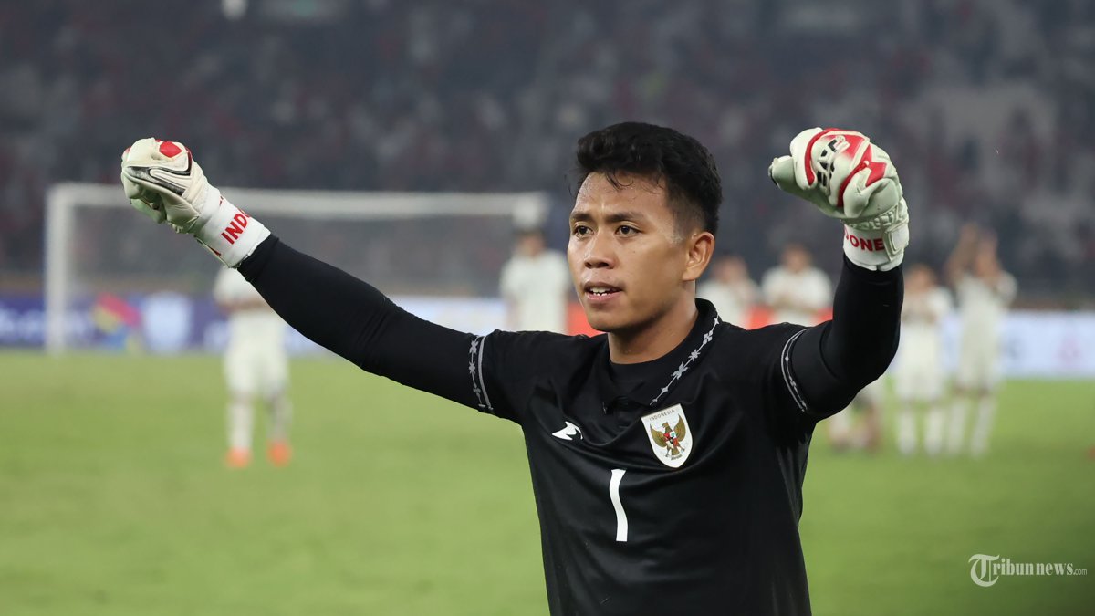 PIALA AFF U23 - Luapan kegembiraan kiper Timnas U-23 Indonesia Muhammad Ardiansyah saat melawan Timnas Thailand pada semifinal Piala AFF U-23 di Stadion Utama Gelora Bung Karno (SUGBK), Jakarta, Jumat (25/7/2025). Timnas U23 Indonesia berhasil mengalahkan Thailand dengan skor 7-6 lewat adu penalti usai bermain imbang 1-1 pada waktu normal. Foto diambil menggunakan kamera Canon EOS R1 dengan lensa RF 100-500mm. TRIBUNNEWS/HERUDIN