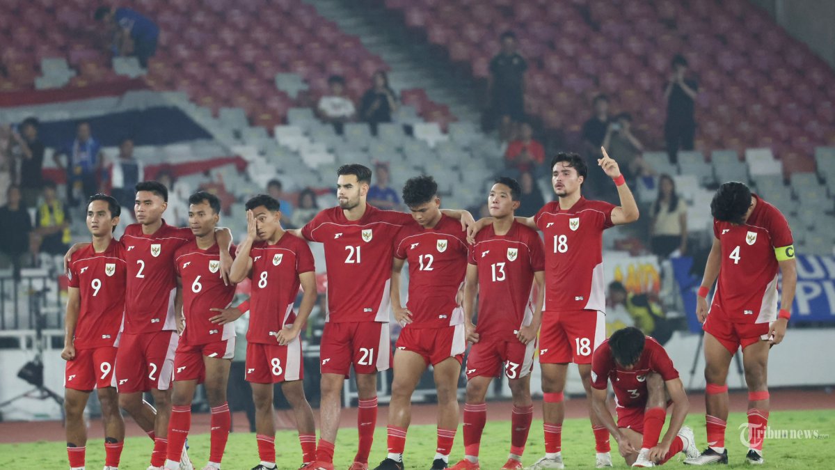 PIALA AFF U23 - Ekspresi pesepak bola Timnas U-23 Indonesia saat adu penalti melawan Timnas Thailand pada semifinal Piala AFF U-23 di Stadion Utama Gelora Bung Karno (SUGBK), Jakarta, Jumat (25/7/2025). Timnas U23 Indonesia berhasil mengalahkan Thailand dengan skor 7-6 lewat adu penalti usai bermain imbang 1-1 pada waktu normal. Foto diambil menggunakan kamera Canon EOS R1 dengan lensa RF 100-500mm. TRIBUNNEWS/HERUDIN