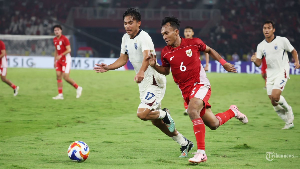 PIALA AFF U23 - Pesepak bola Timnas U-23 Indonesia Robi Darwis berebut bola dengan pesepak bola Timnas Thailand pada semifinal Piala AFF U-23 di Stadion Utama Gelora Bung Karno (SUGBK), Jakarta, Jumat (25/7/2025). Timnas U23 Indonesia berhasil mengalahkan Thailand dengan skor 7-6 lewat adu penalti usai bermain imbang 1-1 pada waktu normal. Foto diambil menggunakan kamera Canon EOS R1 dengan lensa RF 100-500mm. TRIBUNNEWS/HERUDIN