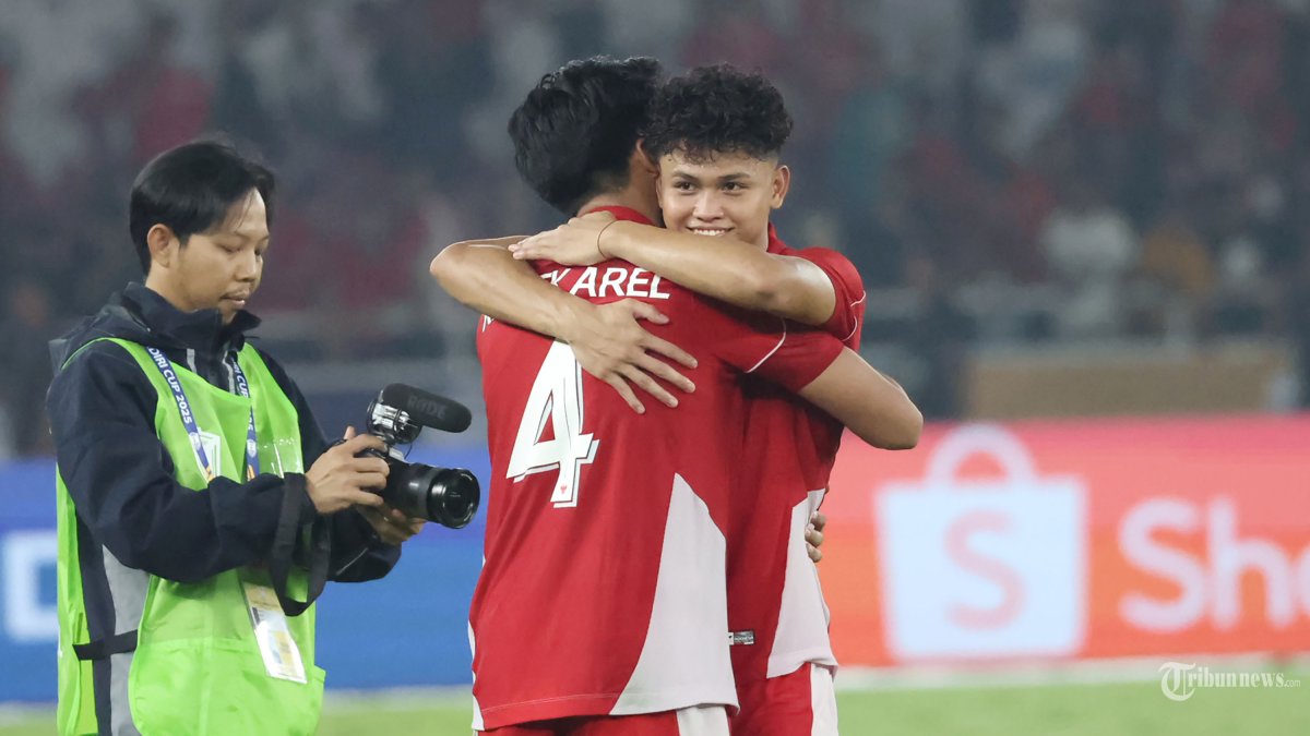 PIALA AFF U23 - Luapan kegembiraan pesepak bola Timnas U-23 Indonesia usai mengalahkan Timnas Thailand pada semifinal Piala AFF U-23 di Stadion Utama Gelora Bung Karno (SUGBK), Jakarta, Jumat (25/7/2025). Timnas U23 Indonesia berhasil mengalahkan Thailand dengan skor 7-6 lewat adu penalti usai bermain imbang 1-1 pada waktu normal. Foto diambil menggunakan kamera Canon EOS R1 dengan lensa RF 100-500mm. TRIBUNNEWS/HERUDIN