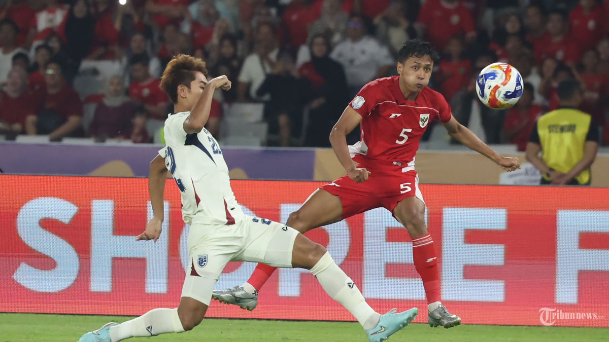 PIALA AFF U23 - Pesepak bola Timnas U-23 Indonesia Dony Tri Pamungkas mencoba melewati pesepak bola Timnas Thailand pada semifinal Piala AFF U-23 di Stadion Utama Gelora Bung Karno (SUGBK), Jakarta, Jumat (25/7/2025). Babak pertama skor sementara 0-0. Foto diambil menggunakan kamera Canon EOS R1 dengan lensa RF 100-500mm. TRIBUNNEWS/HERUDIN