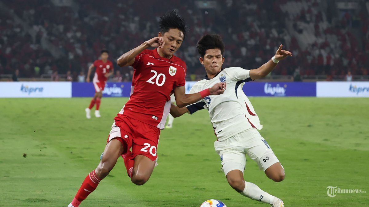 PIALA AFF U23 - Pesepak bola Timnas U-23 Indonesia Achmad Maulana Syarif mencoba melewati pesepak bola Timnas Thailand pada semifinal Piala AFF U-23 di Stadion Utama Gelora Bung Karno (SUGBK), Jakarta, Jumat (25/7/2025). Babak pertama skor sementara 0-0. Foto diambil menggunakan kamera Canon EOS R1 dengan lensa RF 100-500mm. TRIBUNNEWS/HERUDIN