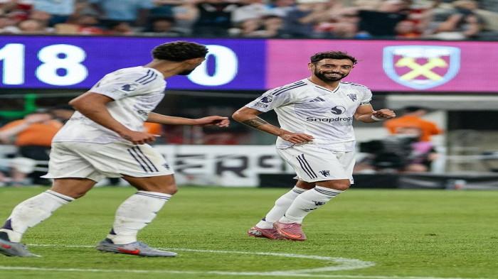 Senyum Bruno Fernandes setelah mencetak brace