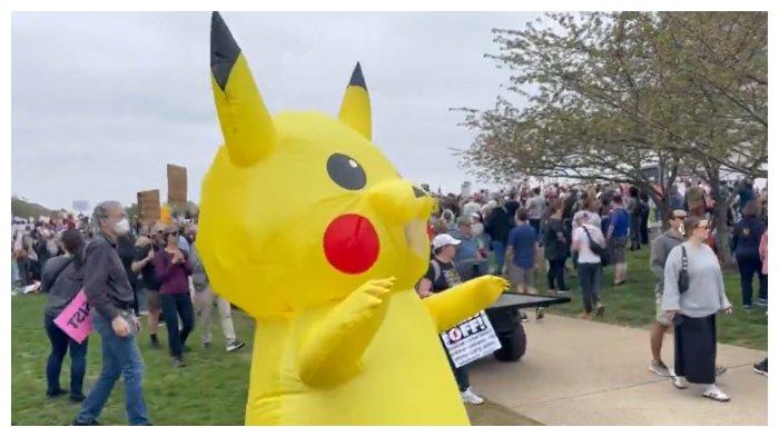Seorang demonstran berkostum Pikachu