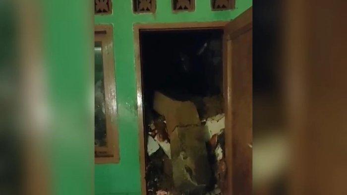 BENCANA ALAM DI PUNCAK BOGOR - Seorang santri diduga tertimbun longsor di wilayah Kecamatan Megamendung, Kabupaten Bogor, Jawa Barat, Sabtu (5/7/2025). Hujan deras menyebabkan sejumlah titik di Bogor banjir dan longsor.