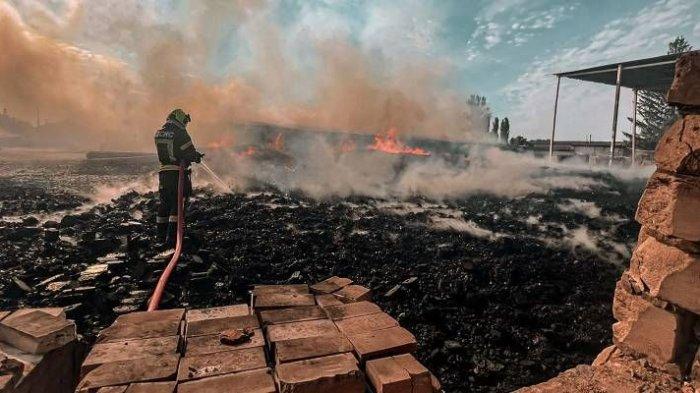 SERANGAN DAHSYAT - Petugas pemadam kebakaran memadamkan api setelah serangan Rusia di wilayah Kiev pada 9 Juli 2025. Rusia menggempur Ukraina setelah Presiden AS, Donald Trump menyatakan akan menambah kiriman senjata ke Ukraina.