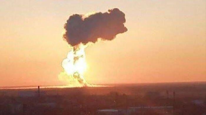 LEDAKAN DAHSYAT - Gambar yang diklaim sebagai ledakan dahsyat dari serangan drone Ukraina di Pangkalan Utama Engels-2 Rusia. Ukraina mengklaim serangan ini sukses besar menghancurkan ratusan amunisi rudal jarak jauh rusia di depot amunisi di pangkalan tersebut.