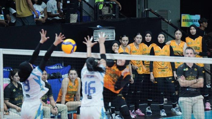 HASIL PROLIGA 2025 - Pevoli Jakarta Popsivo Polwan di bangku cadangan melihatrekannya bertanding melawan tim voli putri Jakarta Electric PLN dalam seri ketiga Final Four Proliga 2025 di Gor Sritex Arena, Solo, Kamis (1/5/2025). Electric PLN berhasil mengalahkan Popsivo Polwan dengan skor akhir 3-1 (25-23, 25-21, 22-25, 25-20). TRIBUNNEWS/Muhammad Nursina