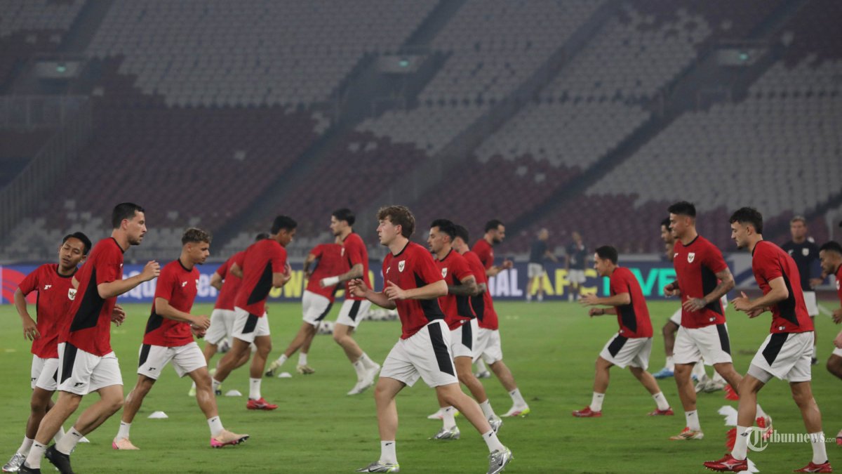 LATIHAN TIMNAS - Sejumlah pesepak bola Timnas Indonesia mengikuti sesi latihan resmi jelang pertandingan Kualifikasi Piala Dunia 2026 di Stadion Utama Gelora Bung Karno, Jakarta, Rabu (4/6/2025). Latihan resmi tersebut sebagai persiapan jelang melawan Timnas China dalam laga putaran ketiga Kualifikasi Piala Dunia 2026 Zona Asia di Stadion Utama Gelora Bung Karno, Jakarta pada Kamis (5/6/2025). TRIBUNNEWS/IRWAN RISMAWAN