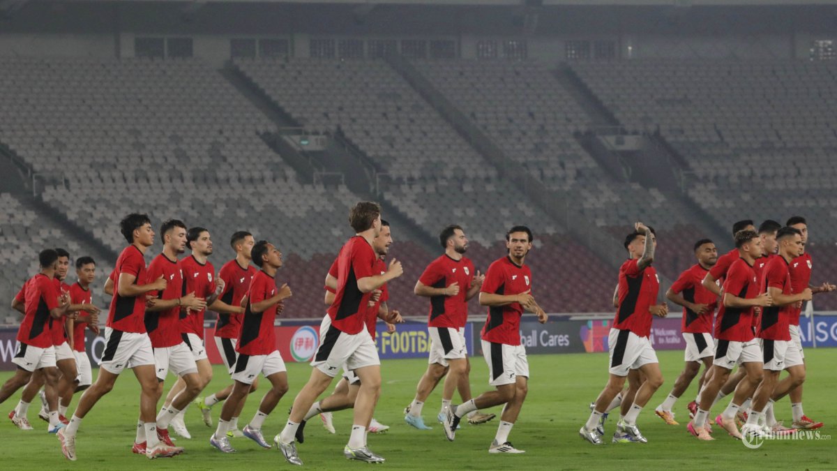 LATIHAN TIMNAS - Sejumlah pesepak bola Timnas Indonesia mengikuti sesi latihan resmi jelang pertandingan Kualifikasi Piala Dunia 2026 di Stadion Utama Gelora Bung Karno, Jakarta, Rabu (4/6/2025). Latihan resmi tersebut sebagai persiapan jelang melawan Timnas China dalam laga putaran ketiga Kualifikasi Piala Dunia 2026 Zona Asia di Stadion Utama Gelora Bung Karno, Jakarta pada Kamis (5/6/2025). TRIBUNNEWS/IRWAN RISMAWAN