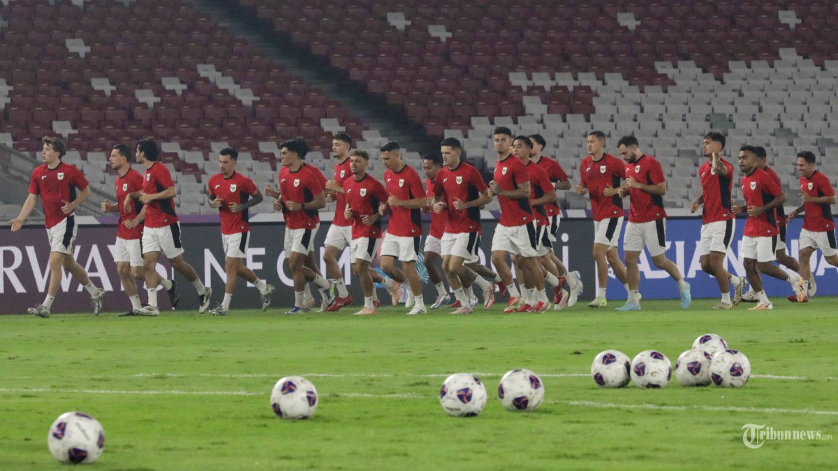 LATIHAN TIMNAS - Sejumlah pesepak bola Timnas Indonesia mengikuti sesi latihan resmi jelang pertandingan Kualifikasi Piala Dunia 2026 di Stadion Utama Gelora Bung Karno, Jakarta, Rabu (4/6/2025). Latihan resmi tersebut sebagai persiapan jelang melawan Timnas China dalam laga putaran ketiga Kualifikasi Piala Dunia 2026 Zona Asia di Stadion Utama Gelora Bung Karno, Jakarta pada Kamis (5/6/2025). TRIBUNNEWS/IRWAN RISMAWAN
