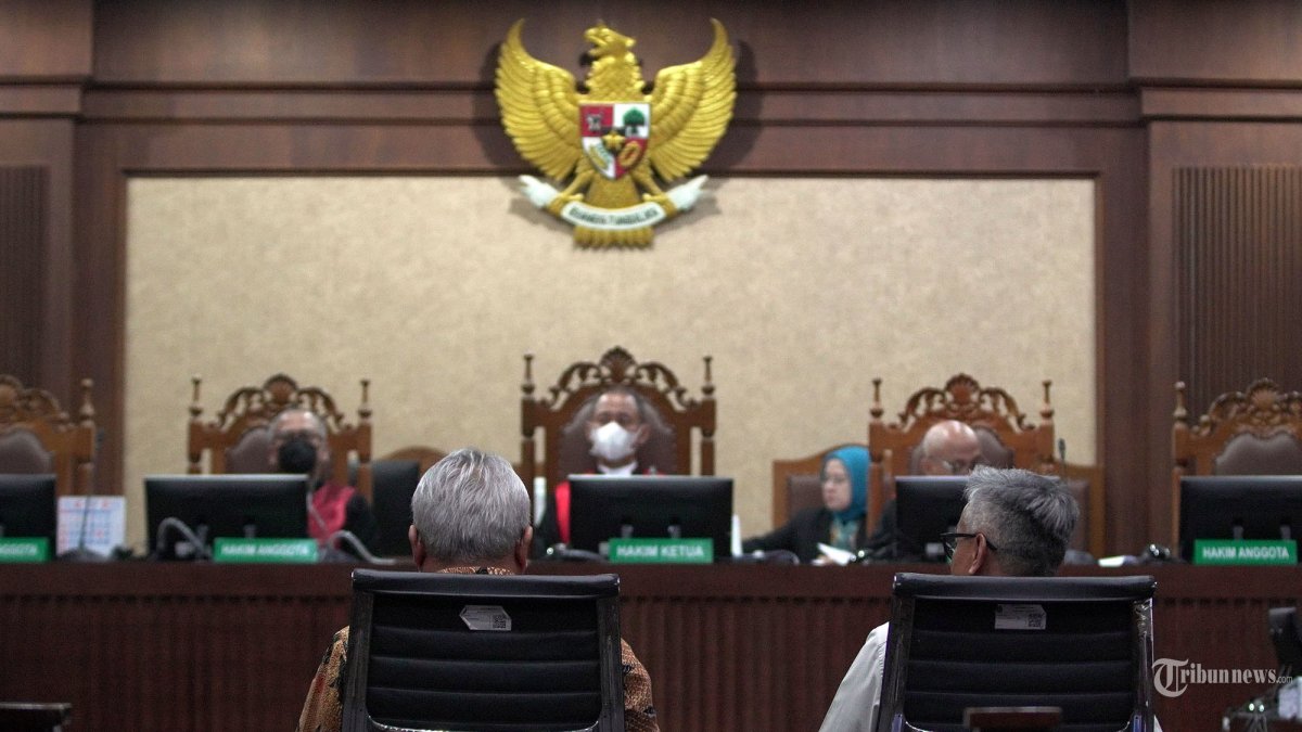 SIDANG LANJUTAN HASTO - Mantan anggota Komisi Pemilihan Umum (KPU) Wahyu Setiawan bersama mantan Ketua Komisi Pemilihan Umum (KPU) Arief Budiman menyampaikan keterangan saat dihadirkan sebagai saksi pada sidang lanjutan kasus dugaan perintangan penyidikan kasus korupsi Harun Masiku dan pemberian suap dengan terdakwa Hasto Kristiyanto di Pengadilan Tipikor, Jakarta, Kamis (17/4/2025). Sidang tersebut beragendakan mendengar keterangan tiga orang saksi yakni mantan Ketua Komisi Pemilihan Umum (KPU) Arief Budiman dan mantan anggota KPU Wahyu Setiawan serta Agustiani Tio Fridelina. Tribunnews/Jeprima