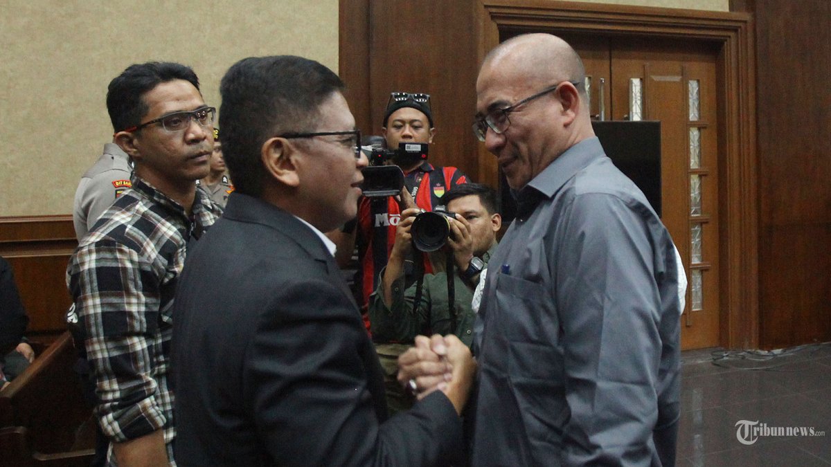 SIDANG HASTO - Terdakwa kasus dugaan perintangan penyidik kasus korupsi Harun Masiku dan pemberian suap, Hasto Kristiyanto bersalaman dengan mantan Ketua KPU Hasyim Asyari sebelum menjalani sidang lanjutan di Pengadilan Tipikor, Jakarta Pusat, Jumat (16/5/2025). Sidang tersebut beragendakan mendengarkan keterangan saksi yaitu penyelidik KPK Arif Budi Raharjo. Tribunnews/Jeprima
