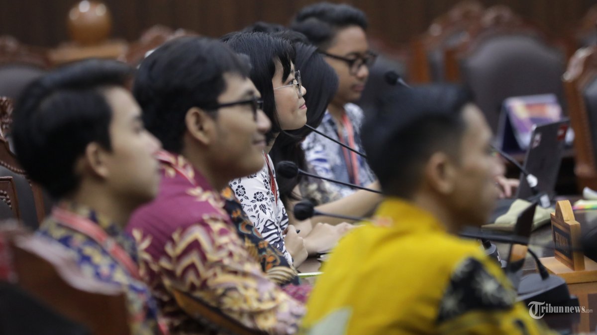 SIDANG UU TNI - Sejumlah pemohon mengikuti sidang pengujian gugatan terkait Undang-undang TNI di Gedung Mahkamah Konstitusi, Jakarta, Jumat (9/5/2025). Mahkamah Konstitusi (MK) menggelar sidang pemeriksaan pendahuluan terhadap 11 perkara perihal Pengujian Nomor 3 Tahun 2025 tentang Perubahan Atas Undang-Undang Nomor 34 Tahun 2004 tentang Tentara Nasional Indonesia (UU TNI) terhadap Undang-Undang Dasar Negara Republik Indonesia Tahun 1945. TRIBUNNEWS/IRWAN RISMAWAN