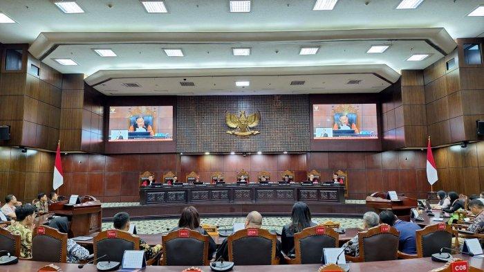 UU TNI - Majelis hakim konstitusi membacakan putusan uji materi Undang-Undang Nomor 3 Tahun 2025 tentang Perubahan atas UU Nomor 34 Tahun 2004 tentang Tentara Nasional Indonesia (UU TNI) di Gedung Mahkamah Konstitusi (MK), Jakarta, Kamis (26/6/2026). Majlis hakim dalam putusannya menyatakan gugatan uji materi UU TNI tidak dapat diterima. 