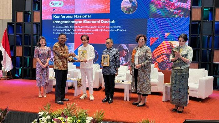 KEMBANGKAN WISATA OLAHRAGA -  Direktur Sido Muncul, Dr. (H.C.) Irwan Hidayat saat menjadi panelis dalam Konferensi Nasional Pengembangan Ekonomi Daerah di Hotel DoubleTree, Jakarta Pusat, Senin (28/4/2025). Irwan menjelaskan bahwa sport tourism memiliki potensi besar untuk dikembangkan secara merata di seluruh daerah.