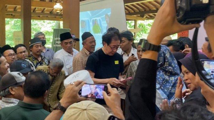 DIKERUMUNI WARGA - Direktur Sido Muncul, Dr. (H.C.) Irwan Hidayat dikerumuni warga saat membagi-bagikan uang tunai di pendopo Agrowisata Pabrik Sido Muncul, Kabupaten Semarang pada Jumat (21/3/2025) sore. Selain itu, Sido Muncul juga memberikan santunan senilai total Rp200 juta kepada 1.000 kaum dhuafa yang tinggal di sekitar pabrik Sido Muncul.