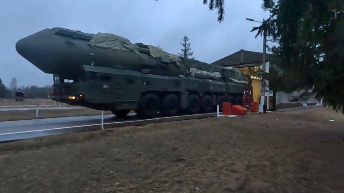 RUDAL ANTARBENUA - Sistem rudal balistik antarbenua RS-24 Yars berbasis seluler melakukan patroli tempur sebagai bagian dari latihan militer rutin dengan formasi rudal Bologoye, Pasukan Rudal Strategis Rusia.
Badan intelijen militer.