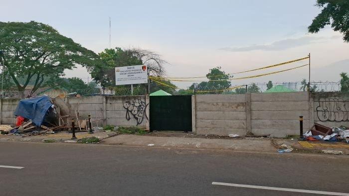 LAHAN BMKG - Situasi terkini di lahan milik BMKG yang sempat ditempati organisasi masyarakat GRIB Jaya di Pondok Betung, Tangerang Selatan, Banten, Minggu (25/5/2025). Ada beberapa pekerja yang sedang mengerjakan proyek pagar permanen untuk dipasang di pintu masuk menuju lahan milik BMKG tersebut.