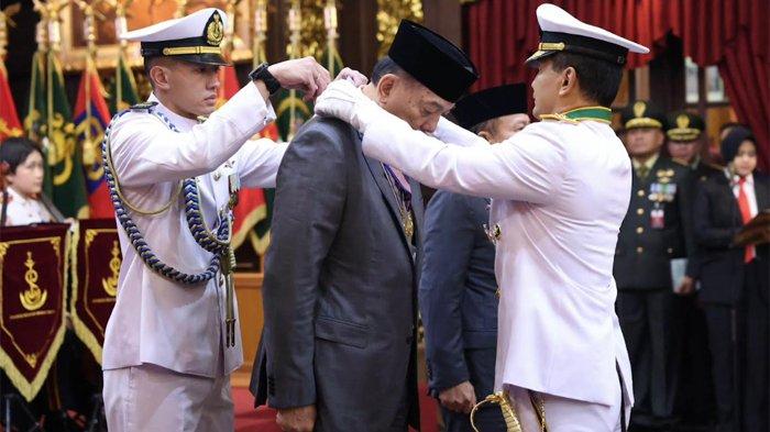 TANDA KEHORMATAN TNI - Menteri Pertahanan RI Sjafrie Sjamsoeddin menerima empat bintang tanda kehormatan tertinggi dari TNI di Gedung Sudirman, Kemhan RI, Jakarta, Kamis (13/3/2025). Penganugerahan tanda kehormatan ini dilakukan oleh Panglima TNI Jenderal TNI Agus Subiyanto, KSAD Jenderal TNI Maruli Simanjuntak, KSAU Marsekal TNI Mohamad Tonny Harjono, dan Wakasal Laksamana Madya TNI Erwin S Aldedharma sebagai bentuk penghargaan atas dedikasi dan kontribusi yang telah diberikan oleh Sjafrie dalam menjaga keamanan dan kedaulatan negara.