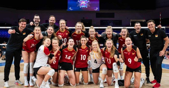 PERAYAAN KEMENANGAN - Skuad voli putri Jerman lakukan perayaan kemenangan setelah mengalahkan Thailand 3-0 pada preliminary phase VNL 2025 di Arlington, Amerika Serikat, Jumat (11/7/2025).