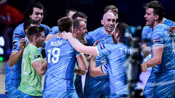 SLOVENIA VNL 2025 - Selebrasi penggawa tim voli Slovenia setelah mengalahkan Prancis dalam babak perempat final VNL 2025 putra dengan skor 1-3 di Ningbo Beilun, China, pada 31 Juli 2025. (Foto: Volleyballworld)