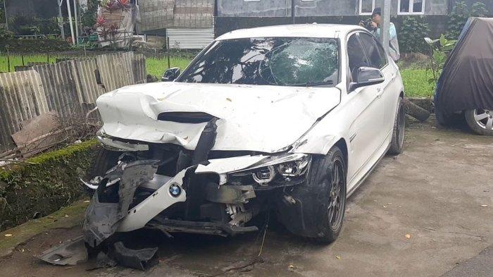 MAHASISWA UGM DITABRAK - Kerusakan bagian depan mobil BMW yang tabrak pemotor di Jalan Palagan Tentara Pelajar, Sleman. Pengemudi BMW, Christiano Tarigan, menabrak mahasiswa UGM, Argo Ericko, pada Sabtu (24/5/2025). Buntut tabrakan itu, Argo tewas di tempat dan Christiano telah ditetapkan sebagai tersangka pada Selasa (27/5/2025).