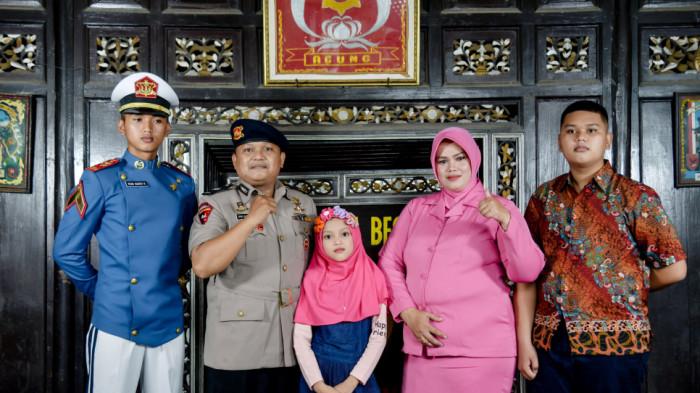 SOSOK EVAN BASITH - Evan Basith Reswara bersama keluarganya yang diambil dari jogja.polri.go.id. Inilah sosok Evan Basith Reswara, salah satu peraih Adhi Makayasa di Akademi Angkatan Udara (AAU). Ayahnya adalah seorang polisi berpangkat Aiptu.