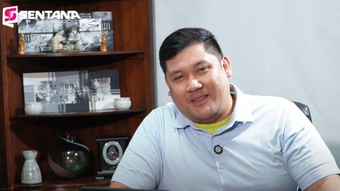 POLEMIK IJAZAH JOKOWI - Podcaster Sentana TV Michael Sinaga tidak hadir dalam pemanggilan sebagai saksi dalam kasus ijazah Jokowi oleh penyidik Polda Metro Jaya. Berikut sosok dan rekam jejak Michael Sinaga.
