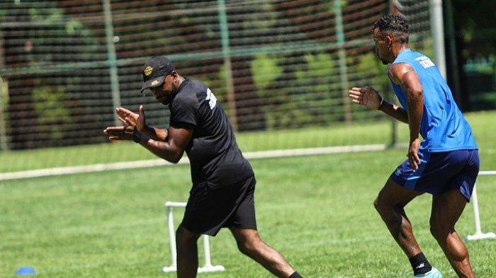 Sosok calon pelatih fisik Timnas Indonesia, Quentin Jakoba saat meningkat kebugaran fisik pemain timnya dalam sesi latihan.