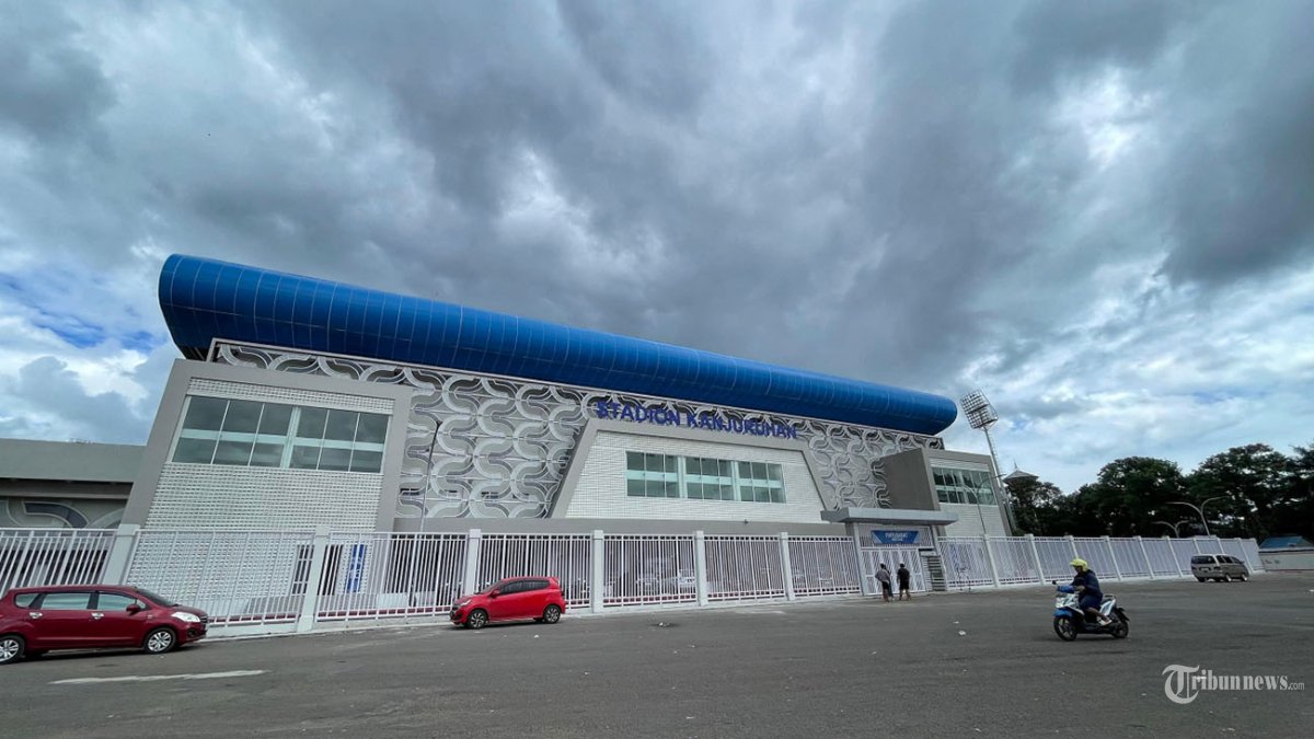 Warga melintas di area Stadion Kanjuruhan Kabupaten Malang, Jawa Timur, Sabtu (4/1/2025). Stadion Kanjuruhan dilakukan renovasi pasca Tragedi Kanjuruhan yang menewaskan 135 korban jiwa. Renovasi stadion dengan luas 3,4 hektare itu telah rampung dengan digarap oleh PT Waskita Karya. Kapasitasnya baru stadion mampu menampung 21.603 penonton. Rinciannya yakni tribune barat VVIP 108 seat, VIP 2.465 seat, media 134 seat, disabilitas 16 seat, tribune timur 4.352 seat, tribune utara 7.264 seat, dan tribune selatan 7.264 seat. SURYA/PURWANTO