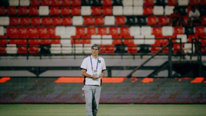 EKSPRESI TECO - Pelatih Bali United Stefano Cugurra alias Teco berjalan di atas rumput Stadion Kapten I Wayan Dipta Gianyar Bali pada musim kompetisi Liga 1 2024/2025. (Website Bali United - 1/5/2025)