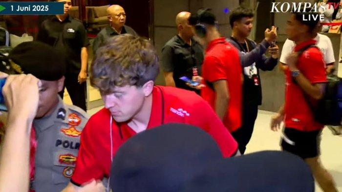 JELANG LAWAN CHINA - Striker Timnas Indonesia, Ole Romeny, memberi tanda tangan ke seorang fans yang menunggu di depan hotel di kawasan Senayan, Jakarta, Minggu (1/6/2025) malam. Para pemain Timnas Indonesia tiba di Jakarta usai mengikuti pemusatan latihan di Bali, sebagai persiapan pertandingan melawan China dalam lanjutan Kualifikasi Piala Dunia 2026 Zona Asia. 