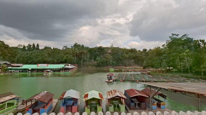 DANAU LIDO - Suasana Danau Lido yang berada di Kawasan Ekonomi Khusus (KEK) Lido, Desa Watesjaya, Kecamatan Cigombong, Kabupaten Bogor, Jawa Barat, Rabu (12/2/2025). Sebelumnya, Kementerian Lingkungan Hidup (KLH) menyegel proyek KEK Lido usai menemukan pelanggaran aktivitas pembangunan tak sesuai dokumen lingkungan hingga pendangkalan dan penyempitan danau di proyek milik konglomerat Hary Tanoesoedibjo melalui perusahaan PT MNC Land.