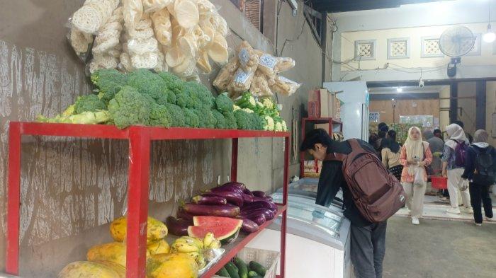 KEDAI SAYUR AA - Suasana Kedai Sayur AA Solo, dekat belakang gerbang kampus UNS di Jl. Kartika No. 5, Jebres, Surakarta, pada 3 Juni 2025.
Kedai Sayur AA Solo dijuluki sebagai Superindo-nya mahasiswa UNS, ini 5 alasannya.